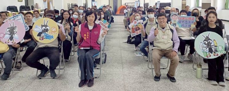 與仲介及宿舍管理業者合影 與仲介及宿舍管理業者合影